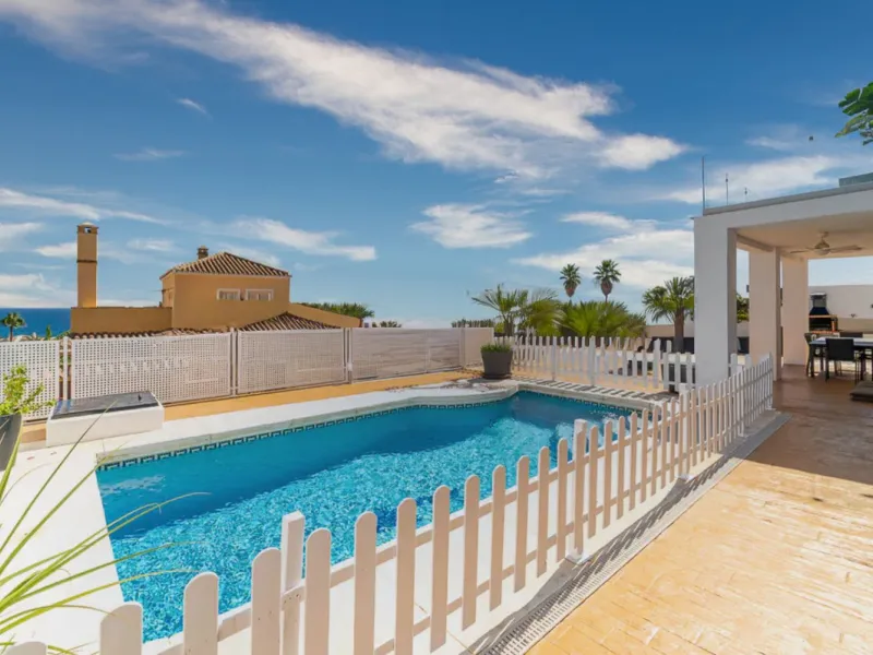 This exceptional detached villa presents a unique renovation opportunity to create a bespoke luxury residence in the beautiful area of Buenas Noches. Set just west of Estepona town and a short walk from the beach, the property combines lifestyle and inves