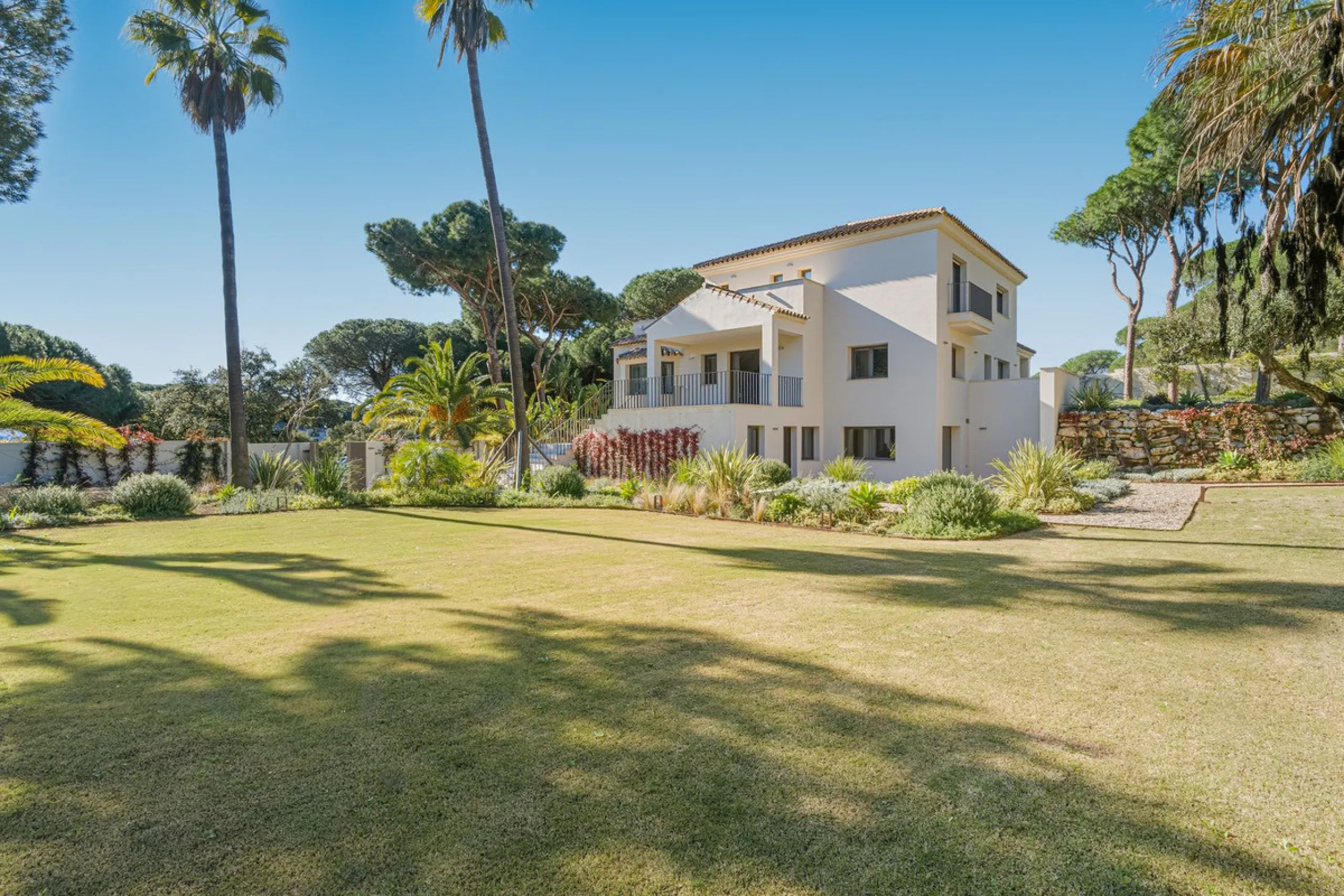 Discover this magnificent property excellently located within the exclusive urbanisation of Hacienda Las Chapas, East Marbella, only a 5 minute drive from beautiful sandy beaches and amenities.