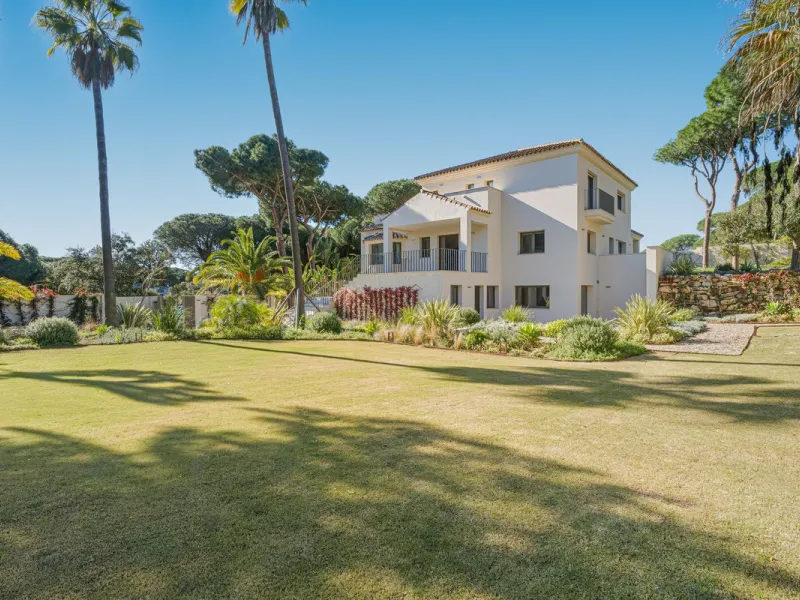 Discover this magnificent property excellently located within the exclusive urbanisation of Hacienda Las Chapas, East Marbella, only a 5 minute drive from beautiful sandy beaches and amenities.