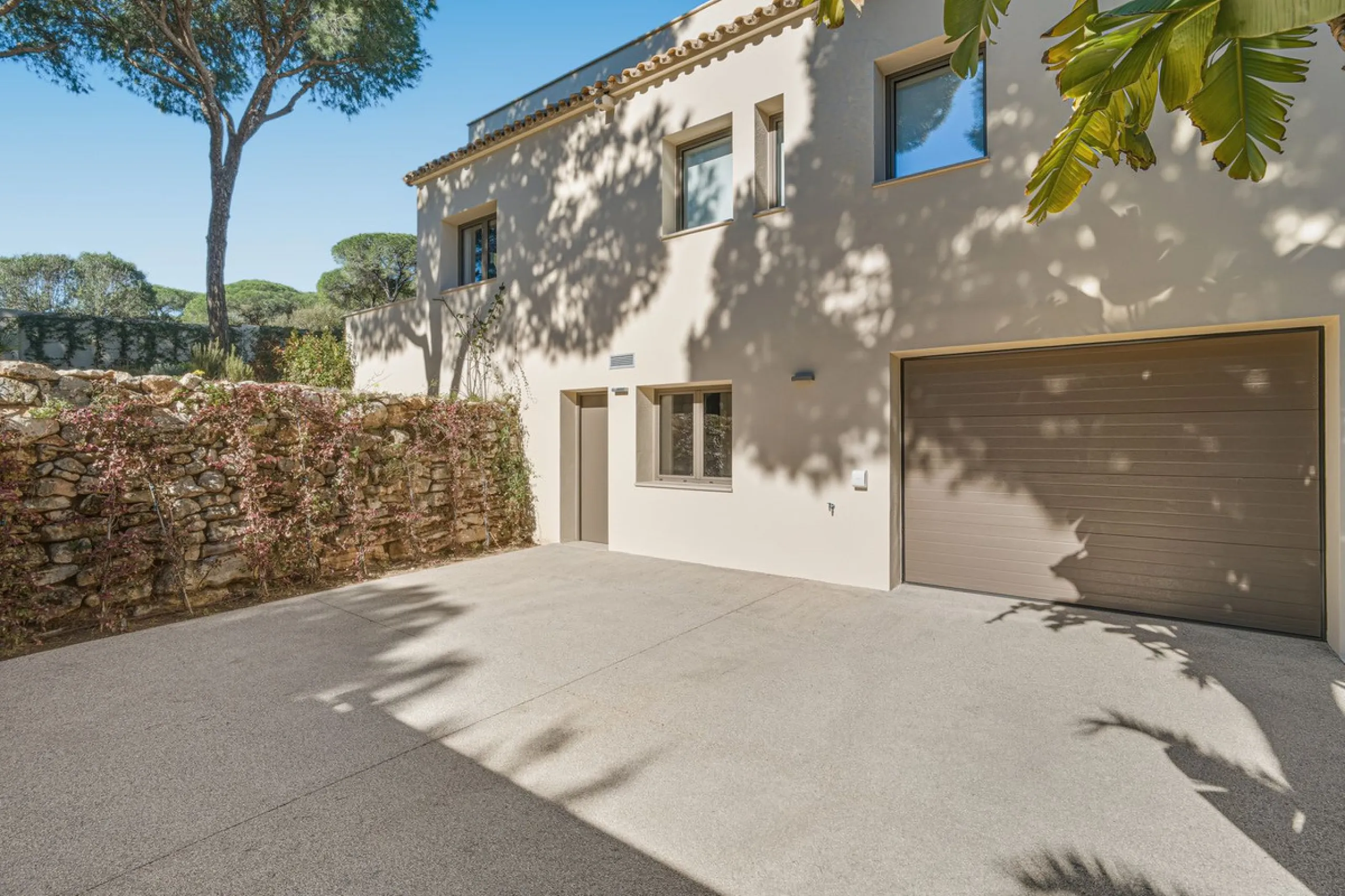 Discover this magnificent property excellently located within the exclusive urbanisation of Hacienda Las Chapas, East Marbella, only a 5 minute drive from beautiful sandy beaches and amenities.