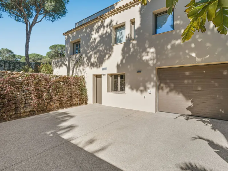 Discover this magnificent property excellently located within the exclusive urbanisation of Hacienda Las Chapas, East Marbella, only a 5 minute drive from beautiful sandy beaches and amenities.