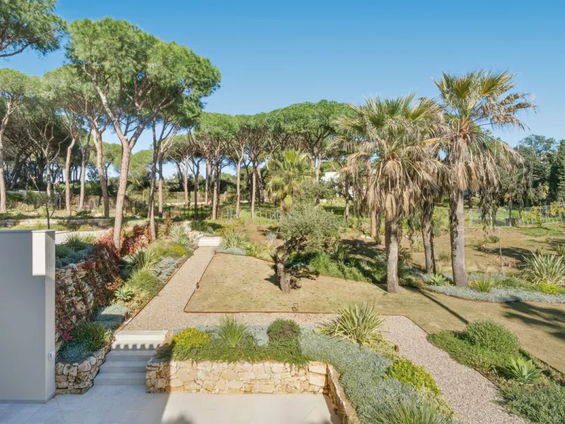 Discover this magnificent property excellently located within the exclusive urbanisation of Hacienda Las Chapas, East Marbella, only a 5 minute drive from beautiful sandy beaches and amenities.