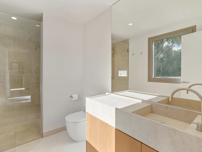 Discover this magnificent property excellently located within the exclusive urbanisation of Hacienda Las Chapas, East Marbella, only a 5 minute drive from beautiful sandy beaches and amenities.