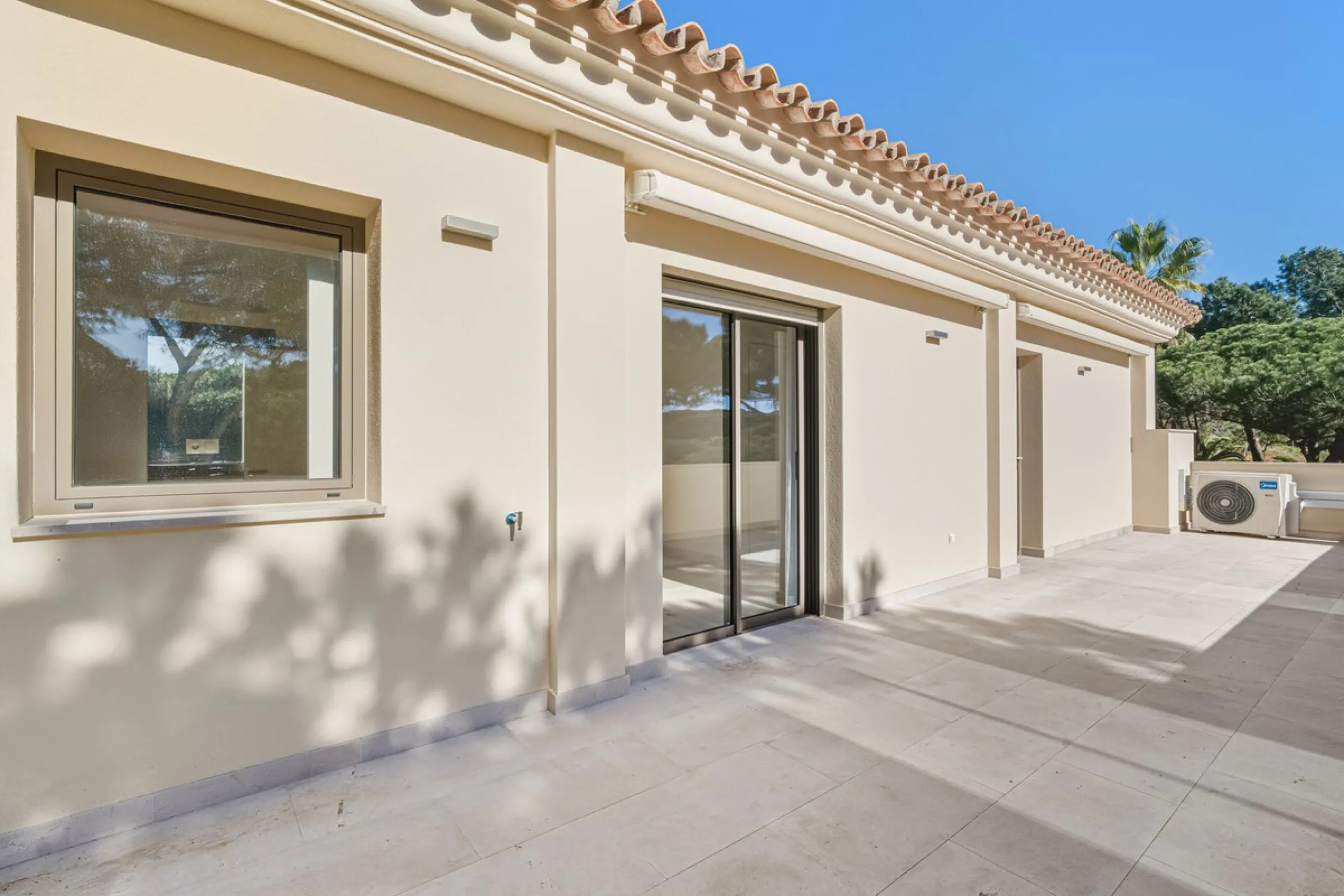 Discover this magnificent property excellently located within the exclusive urbanisation of Hacienda Las Chapas, East Marbella, only a 5 minute drive from beautiful sandy beaches and amenities.
