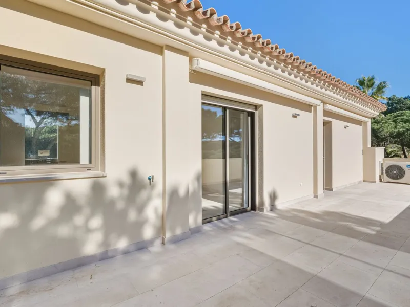 Discover this magnificent property excellently located within the exclusive urbanisation of Hacienda Las Chapas, East Marbella, only a 5 minute drive from beautiful sandy beaches and amenities.