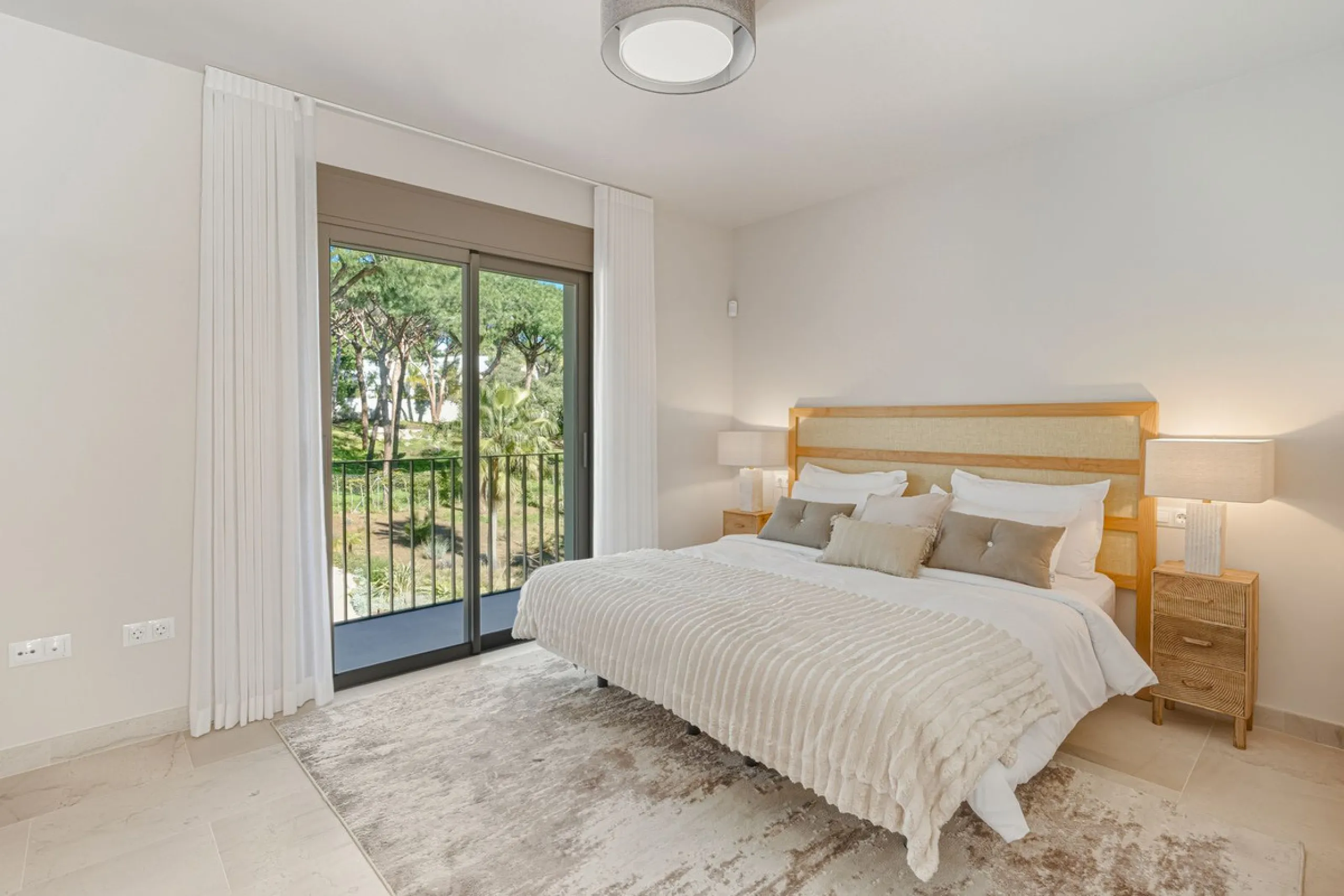 Discover this magnificent property excellently located within the exclusive urbanisation of Hacienda Las Chapas, East Marbella, only a 5 minute drive from beautiful sandy beaches and amenities.