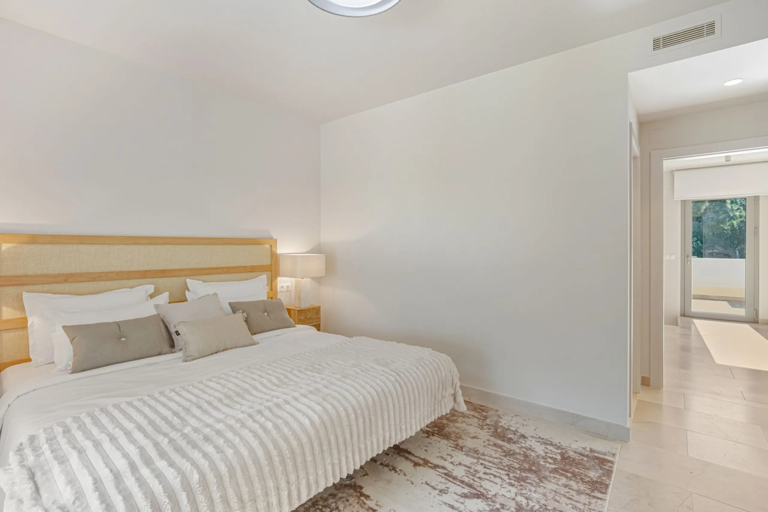 Discover this magnificent property excellently located within the exclusive urbanisation of Hacienda Las Chapas, East Marbella, only a 5 minute drive from beautiful sandy beaches and amenities.