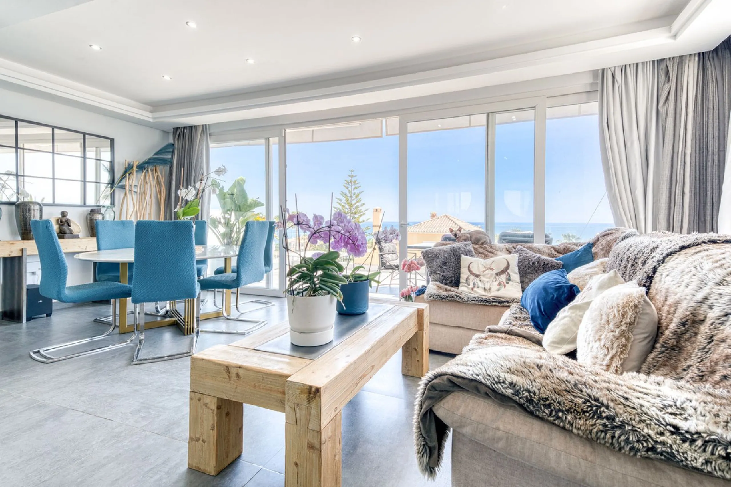 This exceptional detached villa presents a unique renovation opportunity to create a bespoke luxury residence in the beautiful area of Buenas Noches. Set just west of Estepona town and a short walk from the beach, the property combines lifestyle and inves