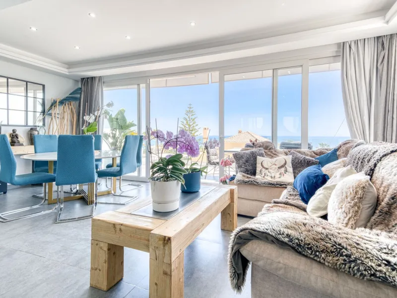 This exceptional detached villa presents a unique renovation opportunity to create a bespoke luxury residence in the beautiful area of Buenas Noches. Set just west of Estepona town and a short walk from the beach, the property combines lifestyle and inves