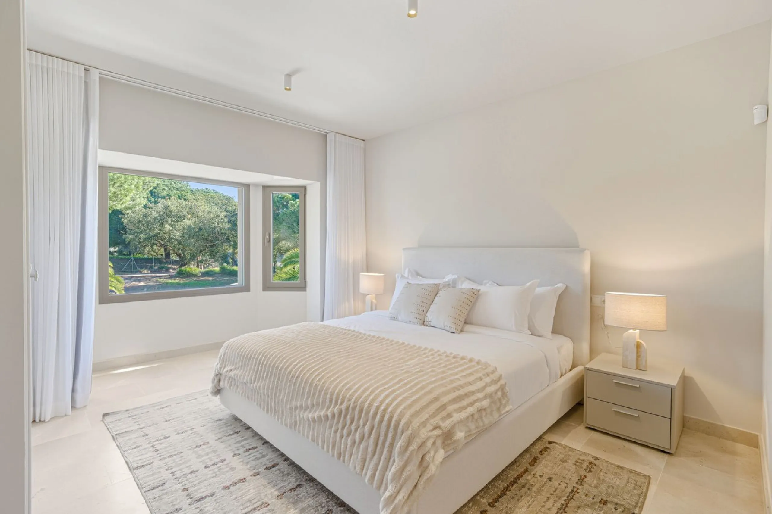 Discover this magnificent property excellently located within the exclusive urbanisation of Hacienda Las Chapas, East Marbella, only a 5 minute drive from beautiful sandy beaches and amenities.