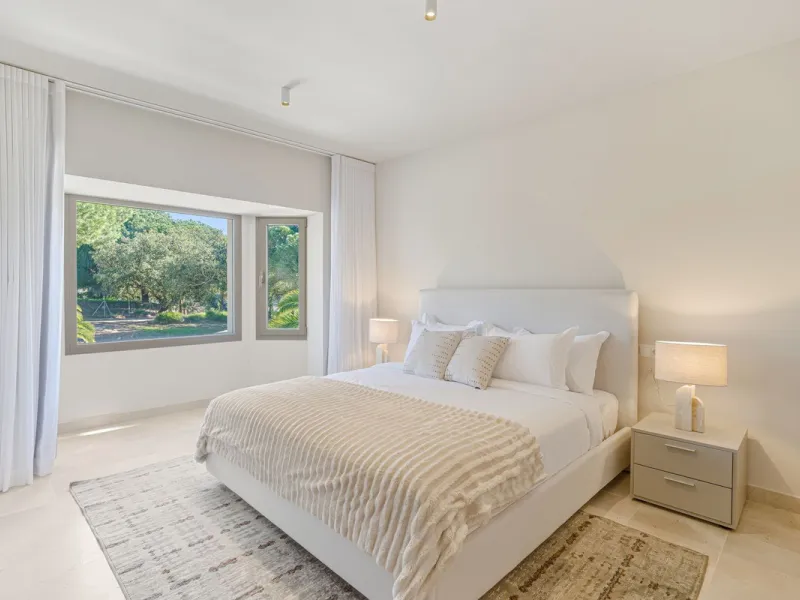 Discover this magnificent property excellently located within the exclusive urbanisation of Hacienda Las Chapas, East Marbella, only a 5 minute drive from beautiful sandy beaches and amenities.