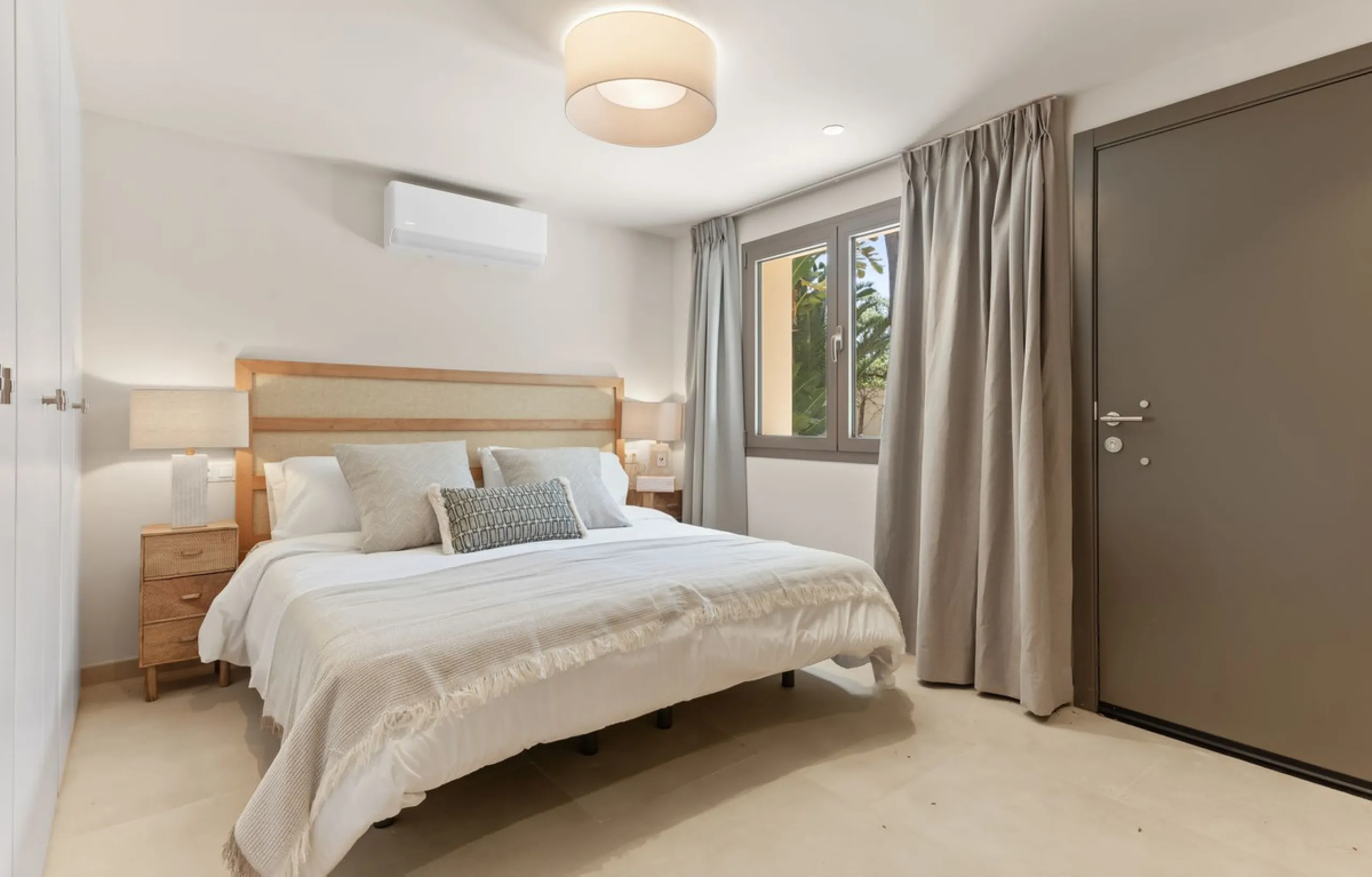 Discover this magnificent property excellently located within the exclusive urbanisation of Hacienda Las Chapas, East Marbella, only a 5 minute drive from beautiful sandy beaches and amenities.