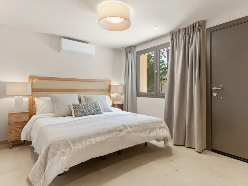 Discover this magnificent property excellently located within the exclusive urbanisation of Hacienda Las Chapas, East Marbella, only a 5 minute drive from beautiful sandy beaches and amenities.