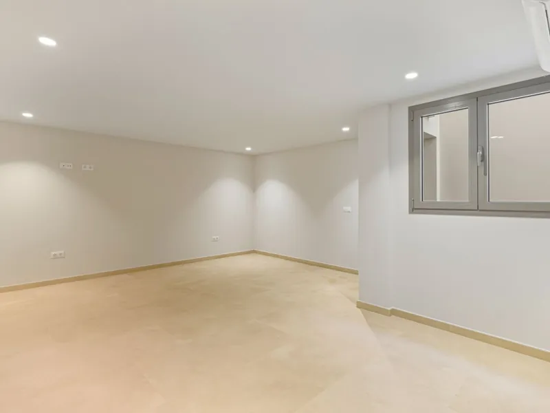 Discover this magnificent property excellently located within the exclusive urbanisation of Hacienda Las Chapas, East Marbella, only a 5 minute drive from beautiful sandy beaches and amenities.