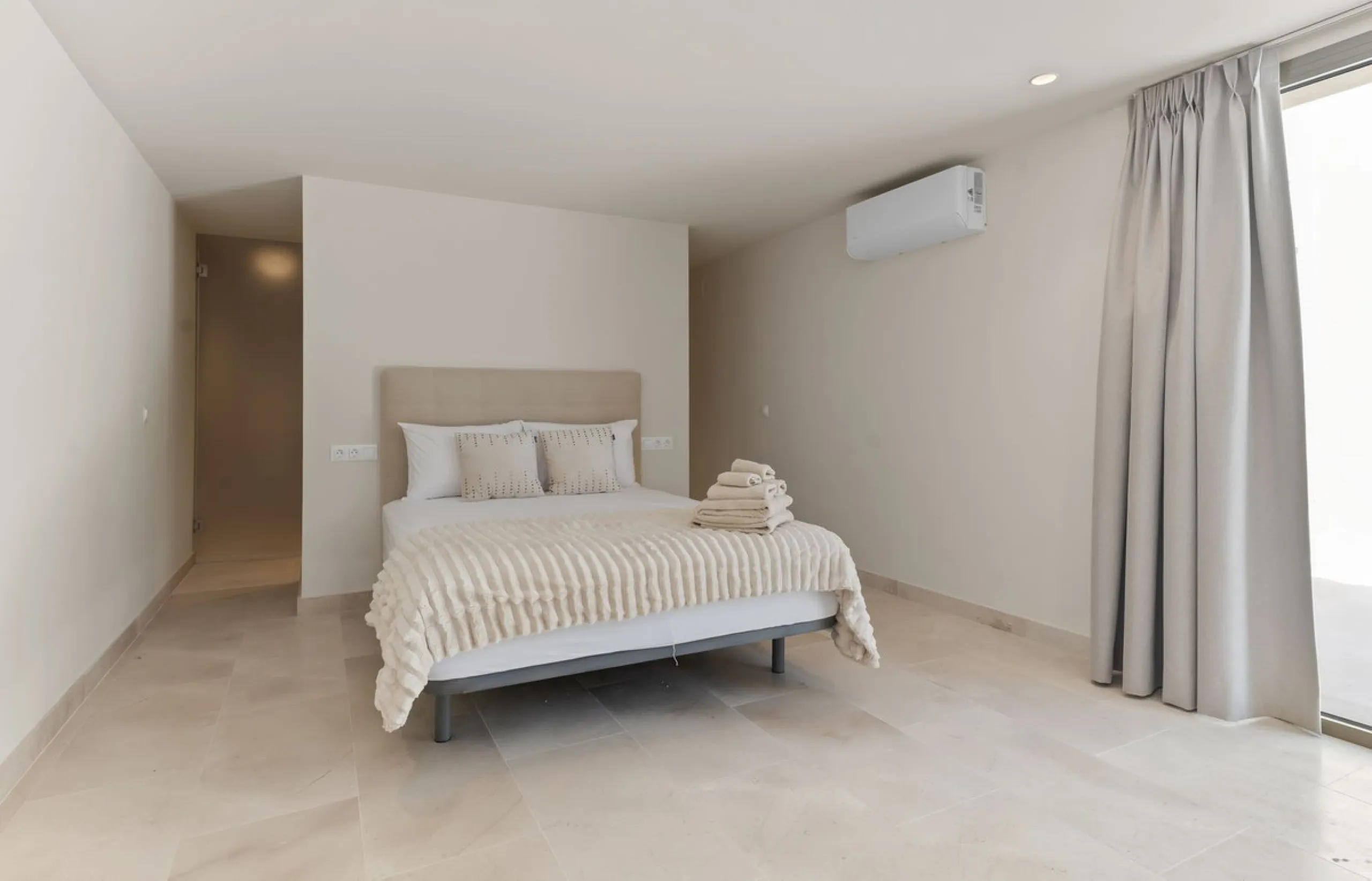 Discover this magnificent property excellently located within the exclusive urbanisation of Hacienda Las Chapas, East Marbella, only a 5 minute drive from beautiful sandy beaches and amenities.