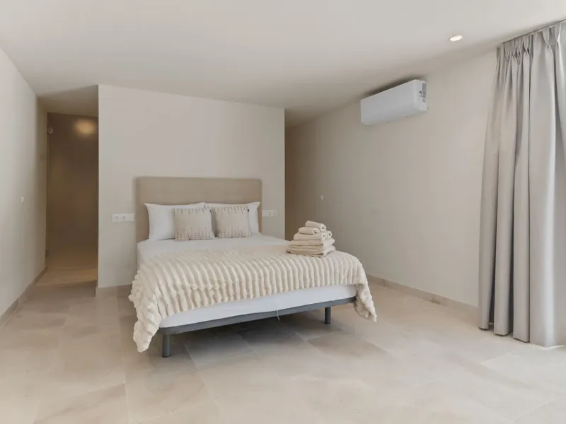 Discover this magnificent property excellently located within the exclusive urbanisation of Hacienda Las Chapas, East Marbella, only a 5 minute drive from beautiful sandy beaches and amenities.