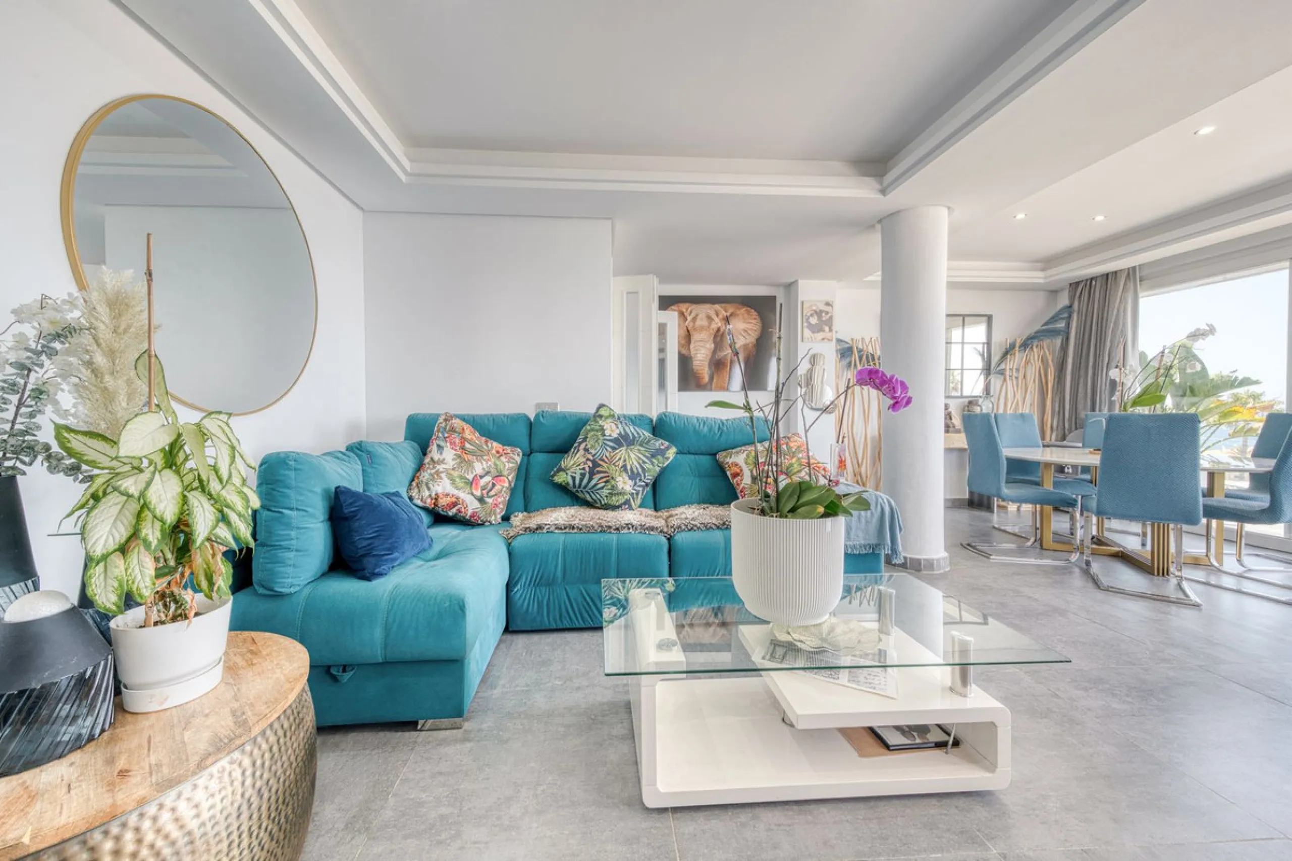 This exceptional detached villa presents a unique renovation opportunity to create a bespoke luxury residence in the beautiful area of Buenas Noches. Set just west of Estepona town and a short walk from the beach, the property combines lifestyle and inves