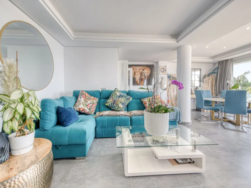 This exceptional detached villa presents a unique renovation opportunity to create a bespoke luxury residence in the beautiful area of Buenas Noches. Set just west of Estepona town and a short walk from the beach, the property combines lifestyle and inves