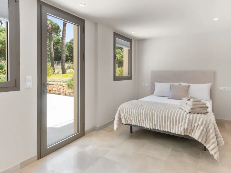Discover this magnificent property excellently located within the exclusive urbanisation of Hacienda Las Chapas, East Marbella, only a 5 minute drive from beautiful sandy beaches and amenities.