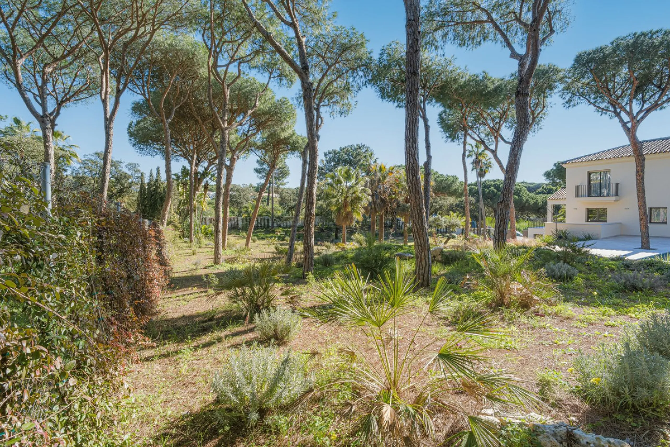 Discover this magnificent property excellently located within the exclusive urbanisation of Hacienda Las Chapas, East Marbella, only a 5 minute drive from beautiful sandy beaches and amenities.