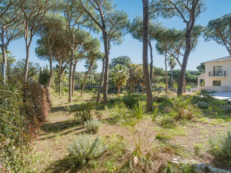 Discover this magnificent property excellently located within the exclusive urbanisation of Hacienda Las Chapas, East Marbella, only a 5 minute drive from beautiful sandy beaches and amenities.