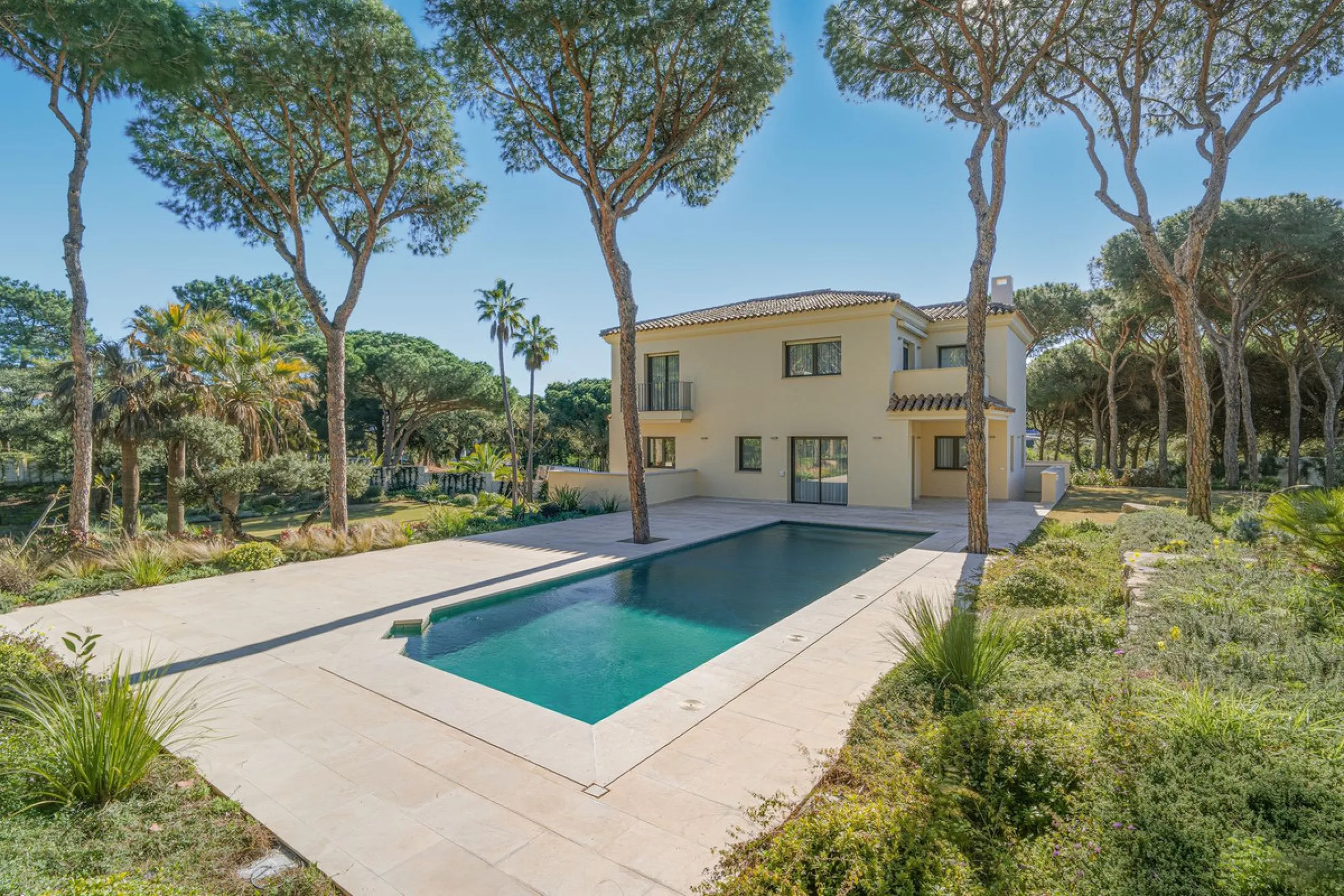Discover this magnificent property excellently located within the exclusive urbanisation of Hacienda Las Chapas, East Marbella, only a 5 minute drive from beautiful sandy beaches and amenities.