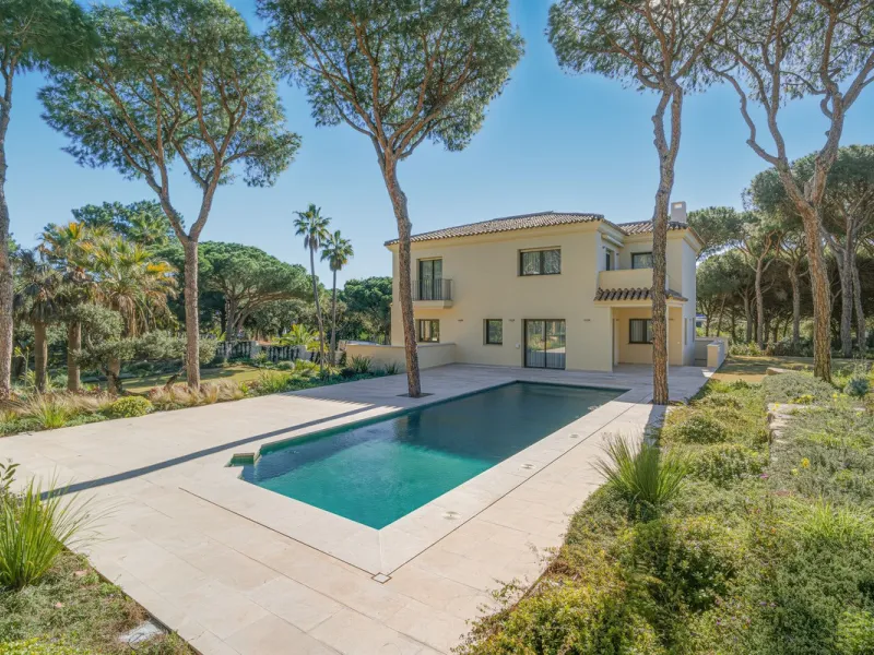 Discover this magnificent property excellently located within the exclusive urbanisation of Hacienda Las Chapas, East Marbella, only a 5 minute drive from beautiful sandy beaches and amenities.