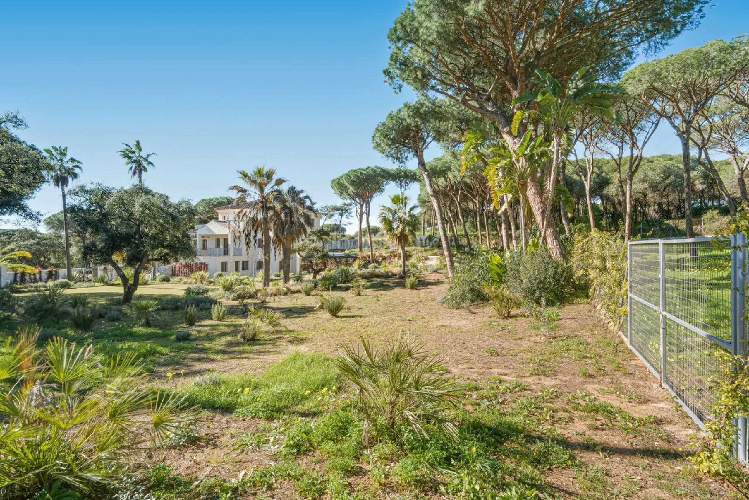 Discover this magnificent property excellently located within the exclusive urbanisation of Hacienda Las Chapas, East Marbella, only a 5 minute drive from beautiful sandy beaches and amenities.