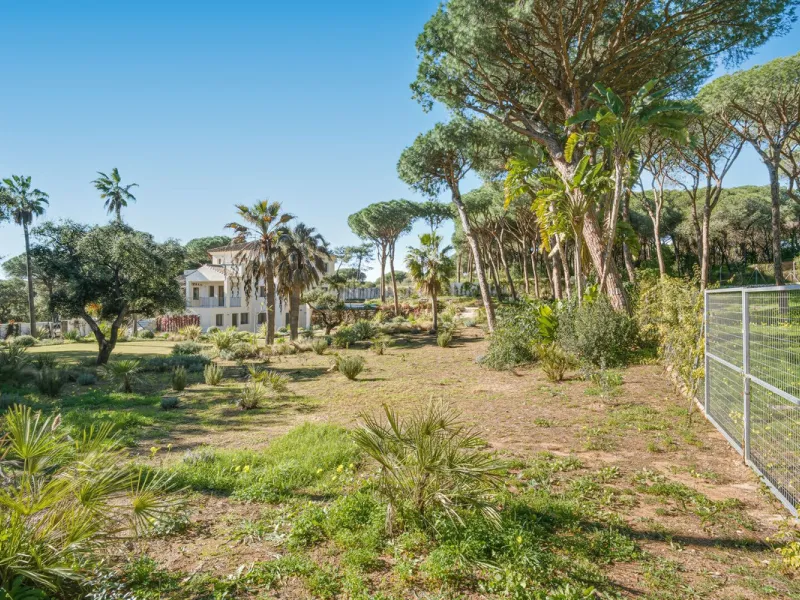 Discover this magnificent property excellently located within the exclusive urbanisation of Hacienda Las Chapas, East Marbella, only a 5 minute drive from beautiful sandy beaches and amenities.