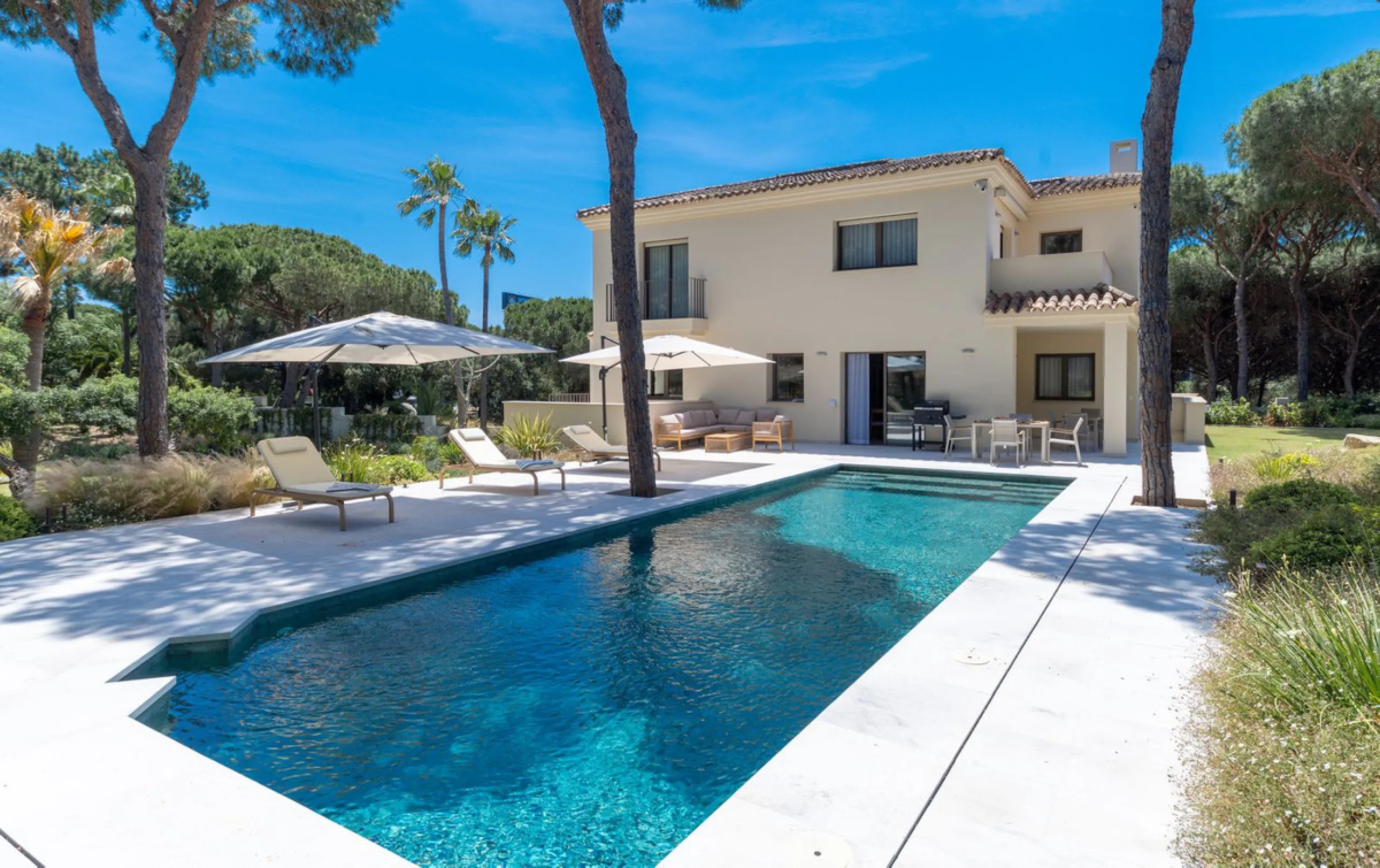 Discover this magnificent property excellently located within the exclusive urbanisation of Hacienda Las Chapas, East Marbella, only a 5 minute drive from beautiful sandy beaches and amenities.