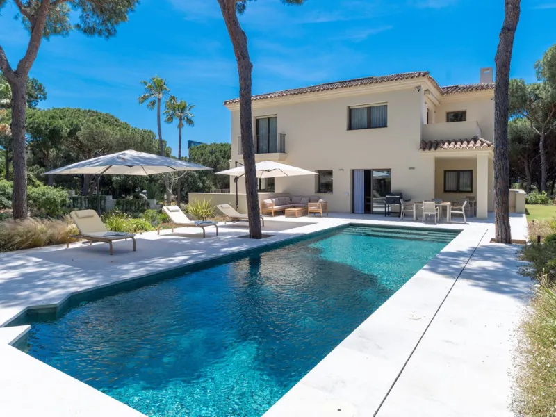 Discover this magnificent property excellently located within the exclusive urbanisation of Hacienda Las Chapas, East Marbella, only a 5 minute drive from beautiful sandy beaches and amenities.