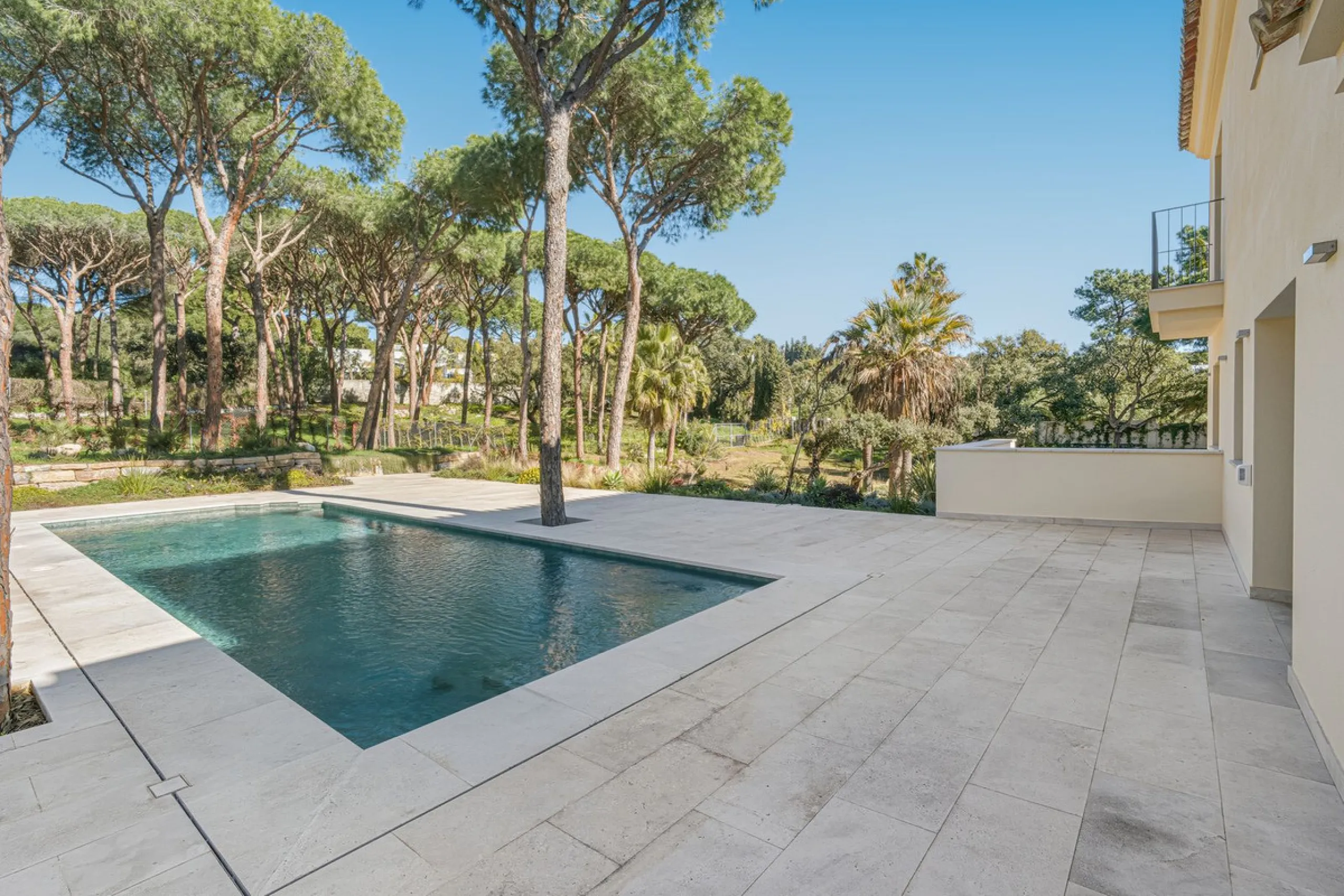 Discover this magnificent property excellently located within the exclusive urbanisation of Hacienda Las Chapas, East Marbella, only a 5 minute drive from beautiful sandy beaches and amenities.