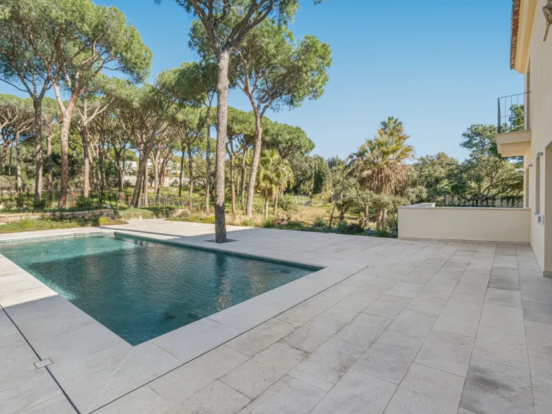 Discover this magnificent property excellently located within the exclusive urbanisation of Hacienda Las Chapas, East Marbella, only a 5 minute drive from beautiful sandy beaches and amenities.