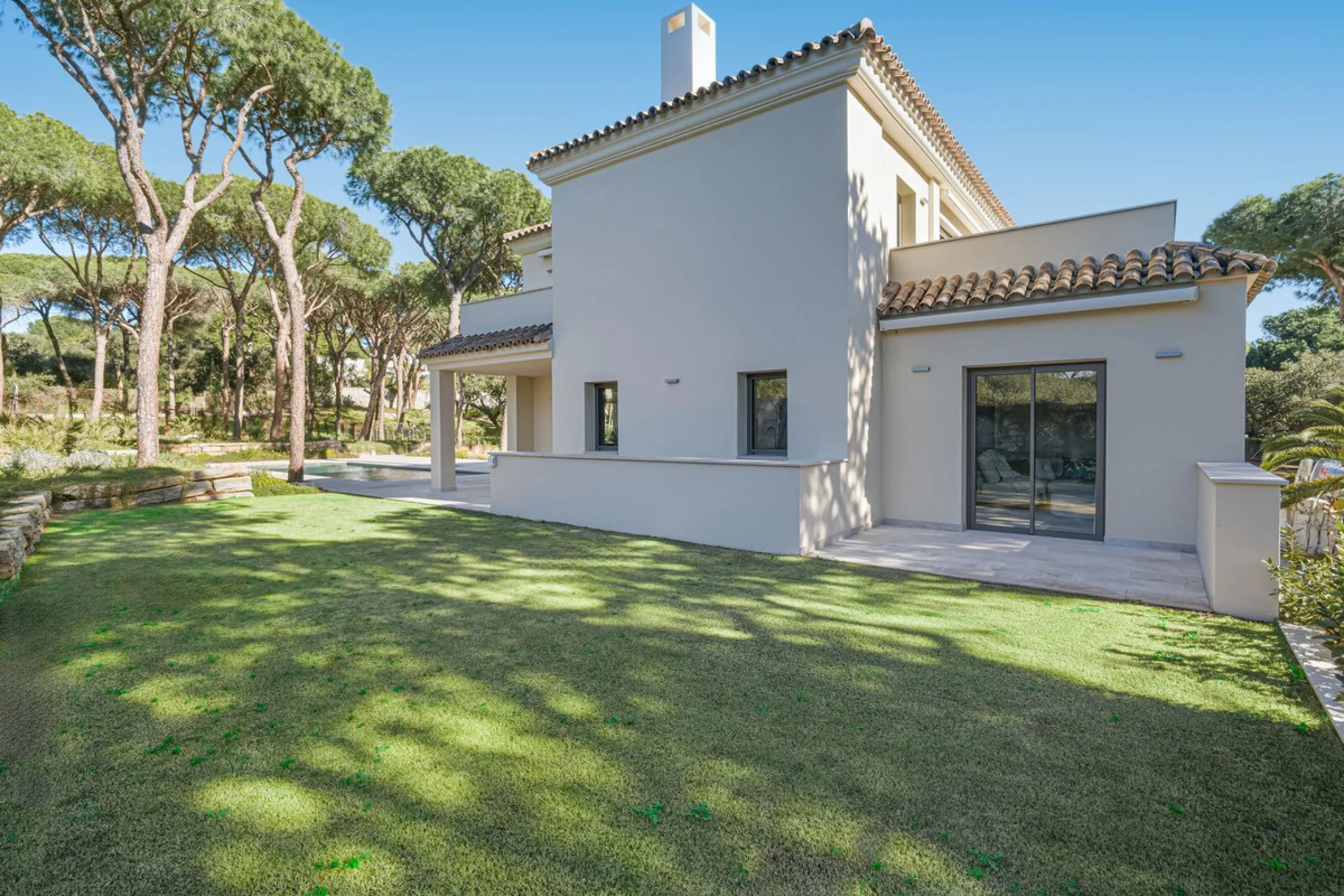 Discover this magnificent property excellently located within the exclusive urbanisation of Hacienda Las Chapas, East Marbella, only a 5 minute drive from beautiful sandy beaches and amenities.