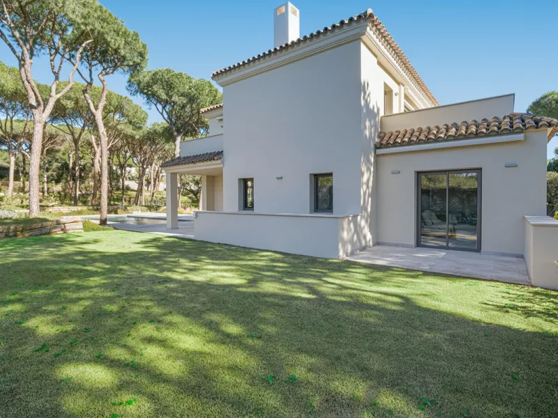 Discover this magnificent property excellently located within the exclusive urbanisation of Hacienda Las Chapas, East Marbella, only a 5 minute drive from beautiful sandy beaches and amenities.