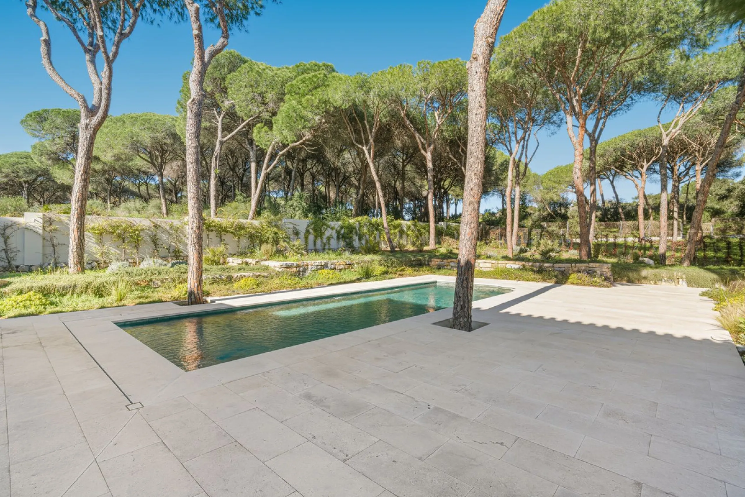 Discover this magnificent property excellently located within the exclusive urbanisation of Hacienda Las Chapas, East Marbella, only a 5 minute drive from beautiful sandy beaches and amenities.