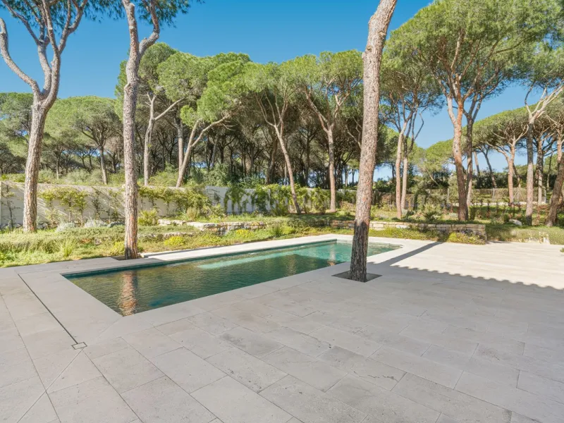 Discover this magnificent property excellently located within the exclusive urbanisation of Hacienda Las Chapas, East Marbella, only a 5 minute drive from beautiful sandy beaches and amenities.