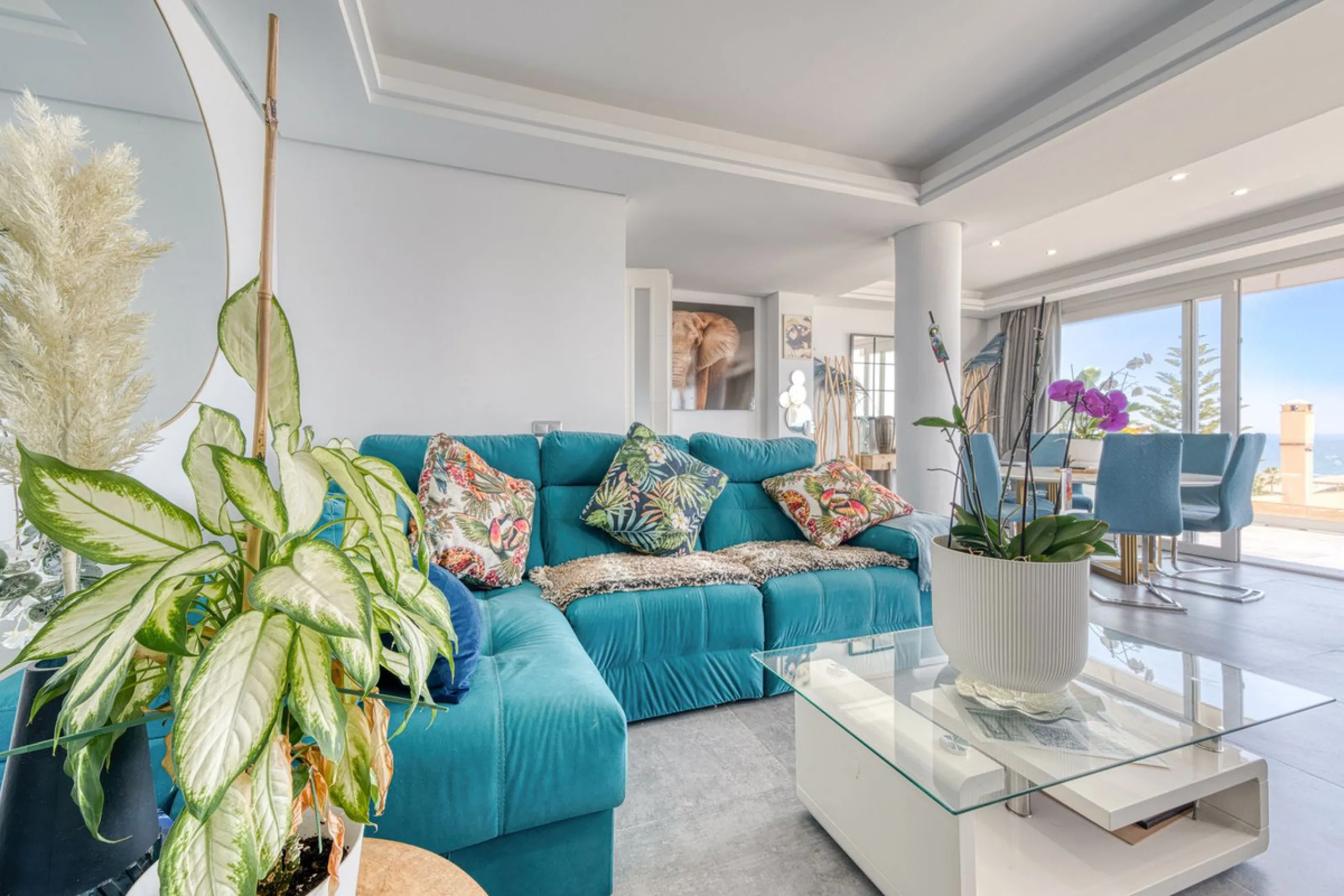 This exceptional detached villa presents a unique renovation opportunity to create a bespoke luxury residence in the beautiful area of Buenas Noches. Set just west of Estepona town and a short walk from the beach, the property combines lifestyle and inves