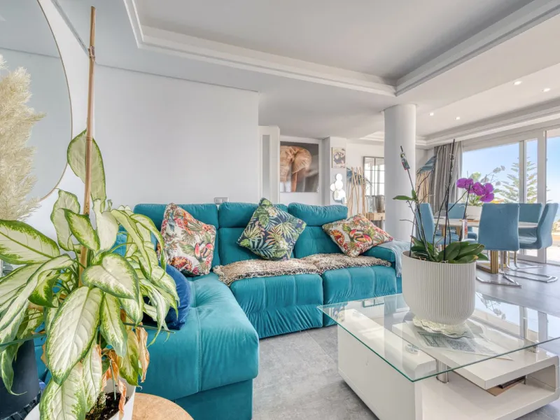 This exceptional detached villa presents a unique renovation opportunity to create a bespoke luxury residence in the beautiful area of Buenas Noches. Set just west of Estepona town and a short walk from the beach, the property combines lifestyle and inves