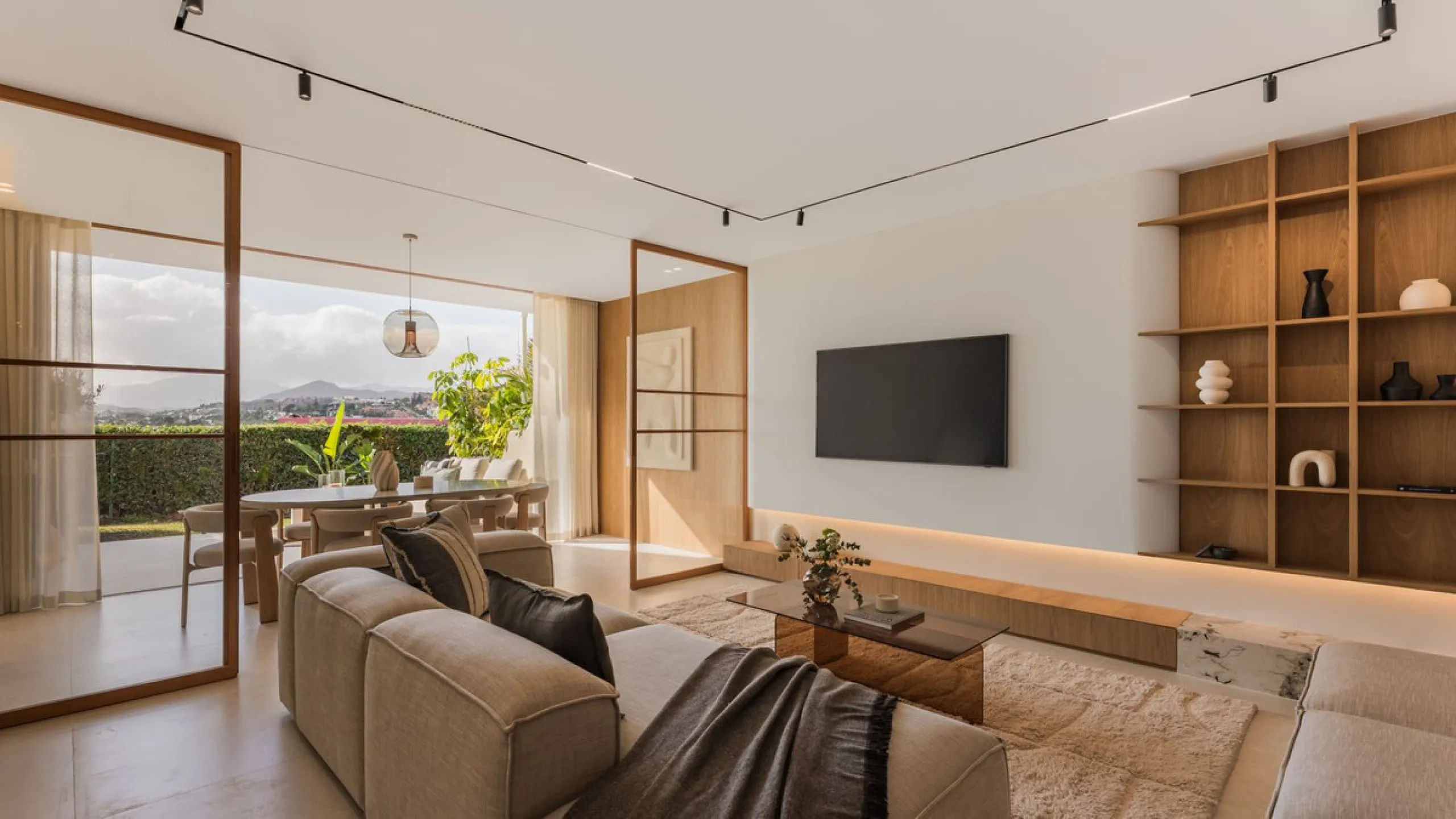 Discover this West facing 4-bedroom, 3-bathroom townhouse, ideally situated in a peaceful and green urbanisation in the heart of Aloha.