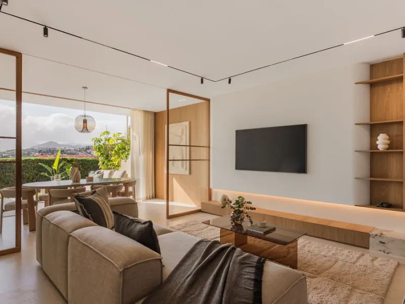 Discover this West facing 4-bedroom, 3-bathroom townhouse, ideally situated in a peaceful and green urbanisation in the heart of Aloha.