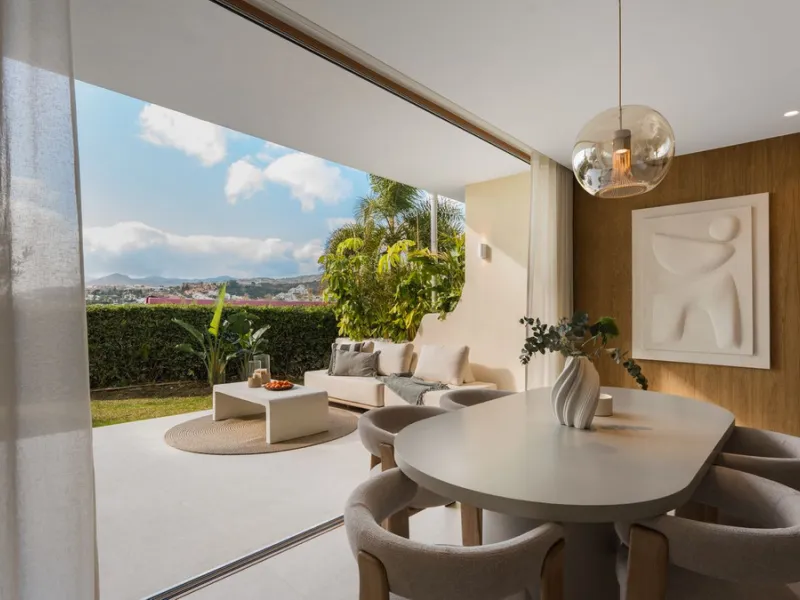 Discover this West facing 4-bedroom, 3-bathroom townhouse, ideally situated in a peaceful and green urbanisation in the heart of Aloha.