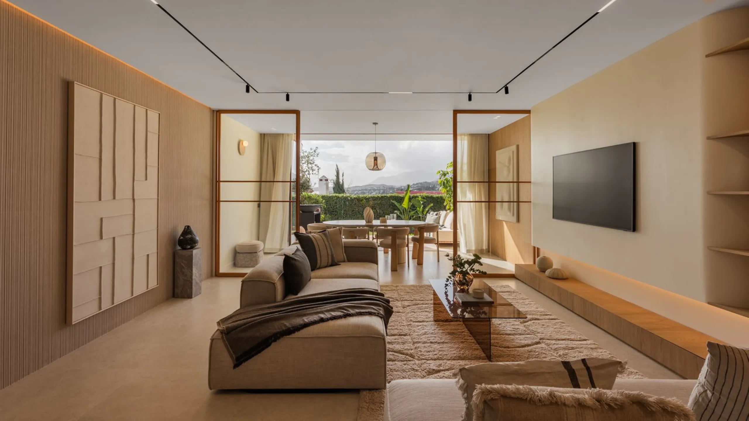 Discover this West facing 4-bedroom, 3-bathroom townhouse, ideally situated in a peaceful and green urbanisation in the heart of Aloha.