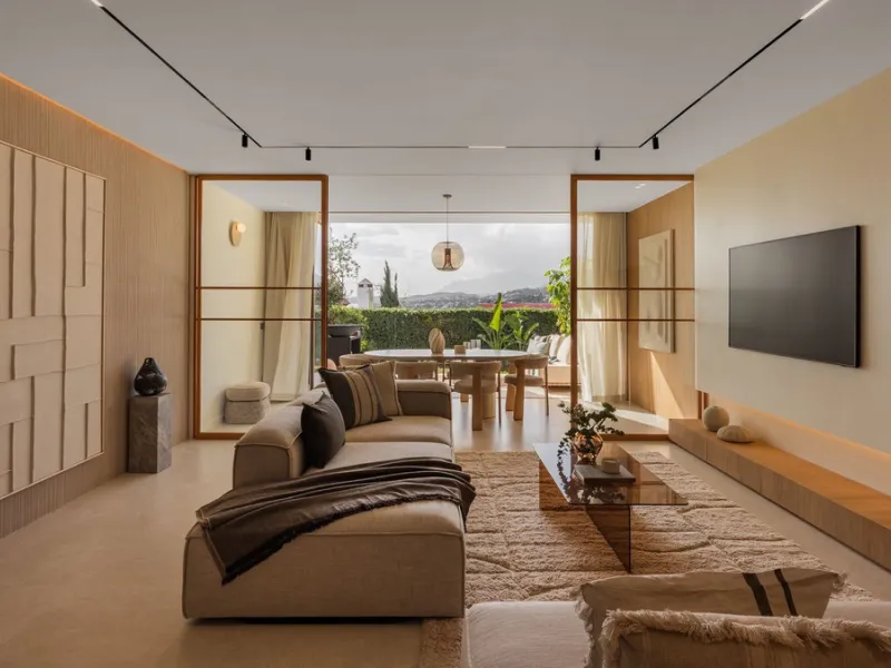 Discover this West facing 4-bedroom, 3-bathroom townhouse, ideally situated in a peaceful and green urbanisation in the heart of Aloha.