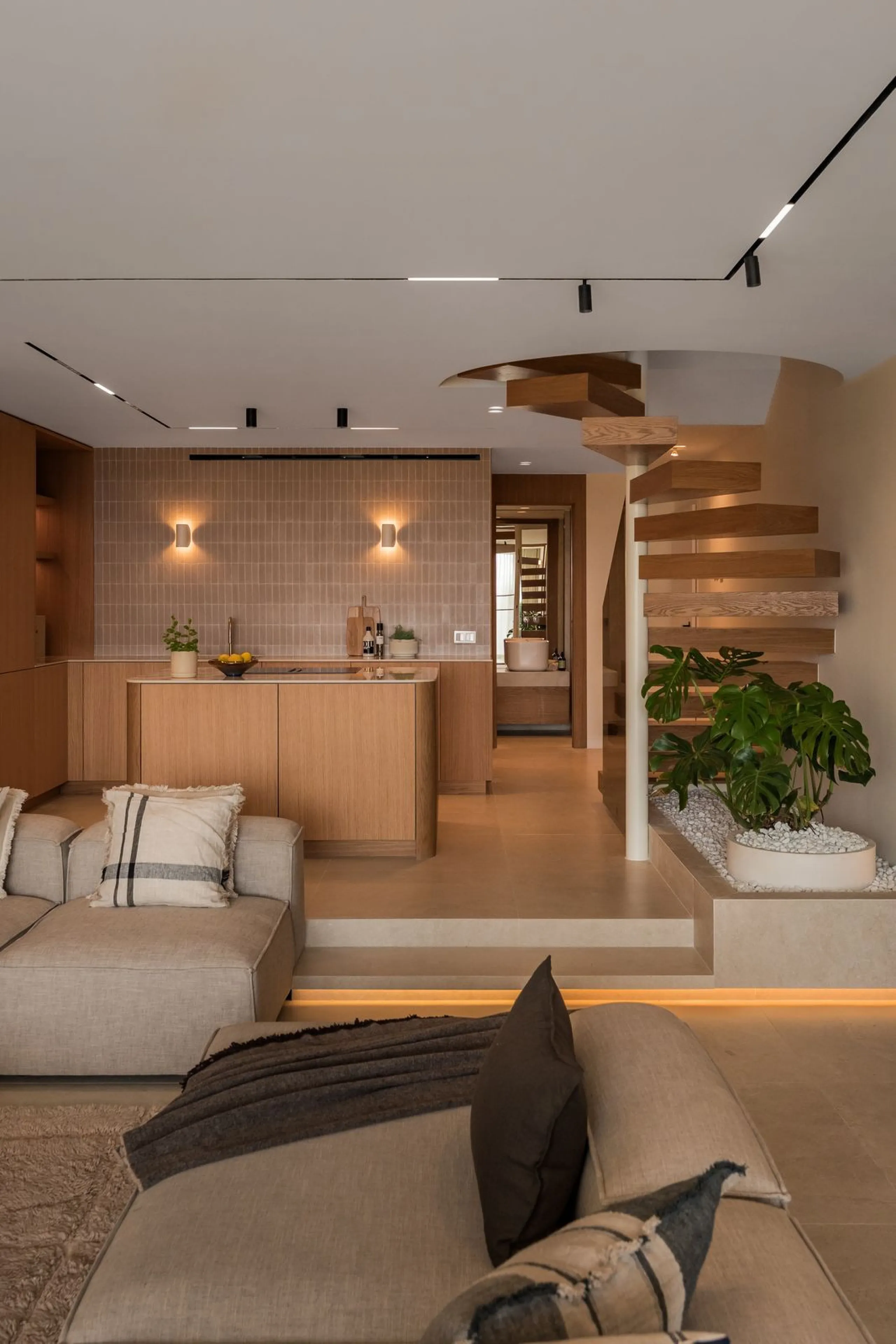 Discover this West facing 4-bedroom, 3-bathroom townhouse, ideally situated in a peaceful and green urbanisation in the heart of Aloha.