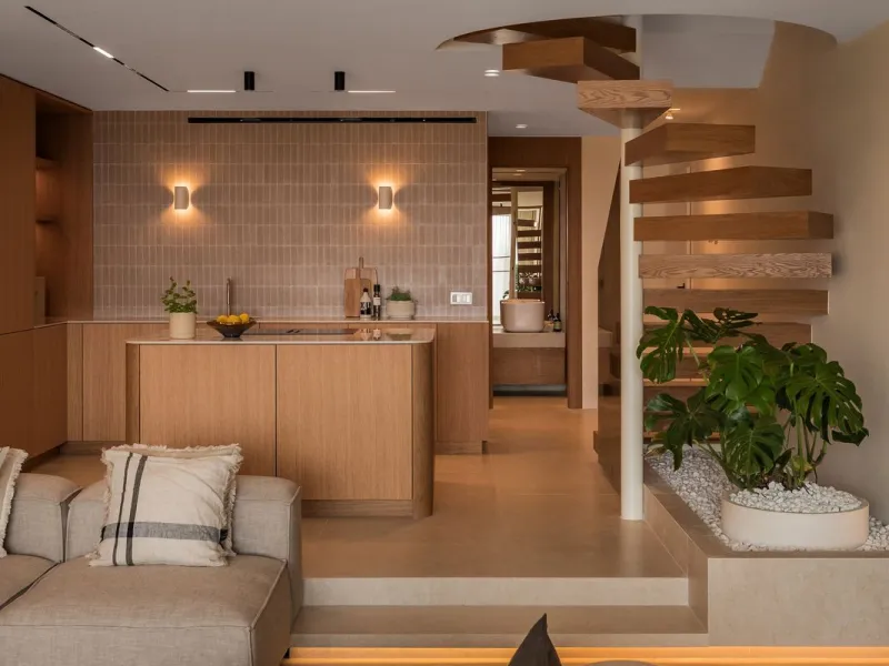 Discover this West facing 4-bedroom, 3-bathroom townhouse, ideally situated in a peaceful and green urbanisation in the heart of Aloha.