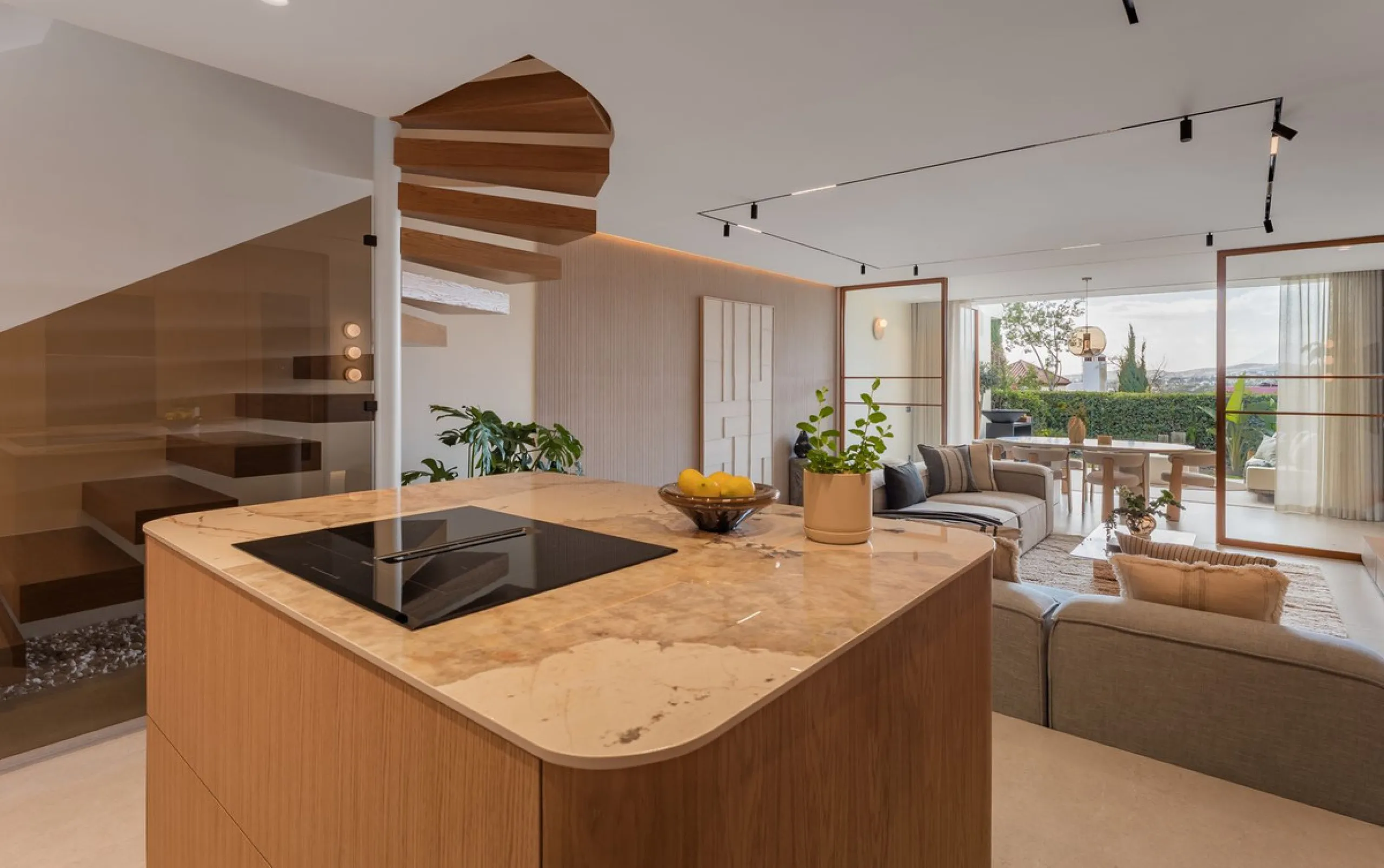 Discover this West facing 4-bedroom, 3-bathroom townhouse, ideally situated in a peaceful and green urbanisation in the heart of Aloha.