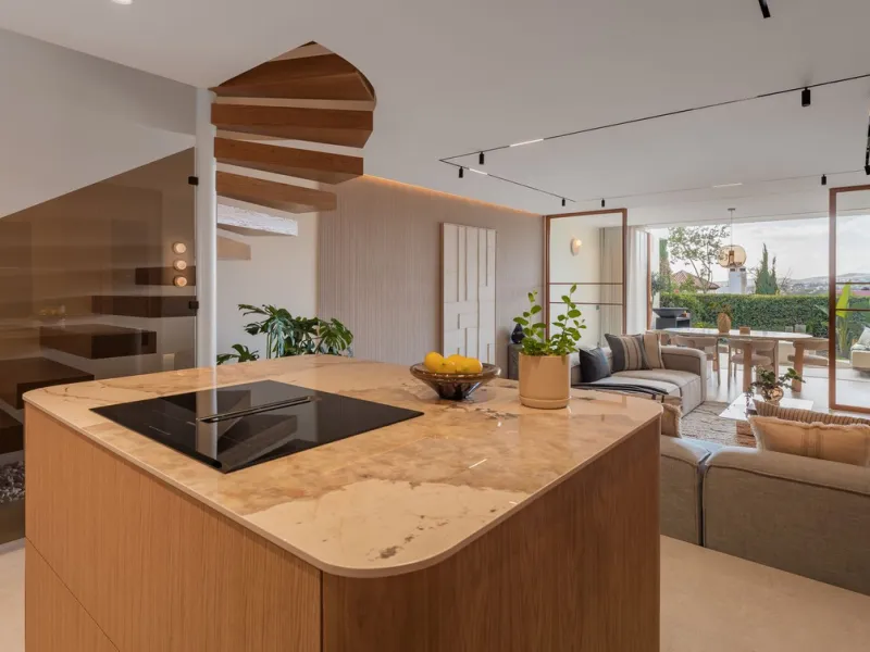 Discover this West facing 4-bedroom, 3-bathroom townhouse, ideally situated in a peaceful and green urbanisation in the heart of Aloha.