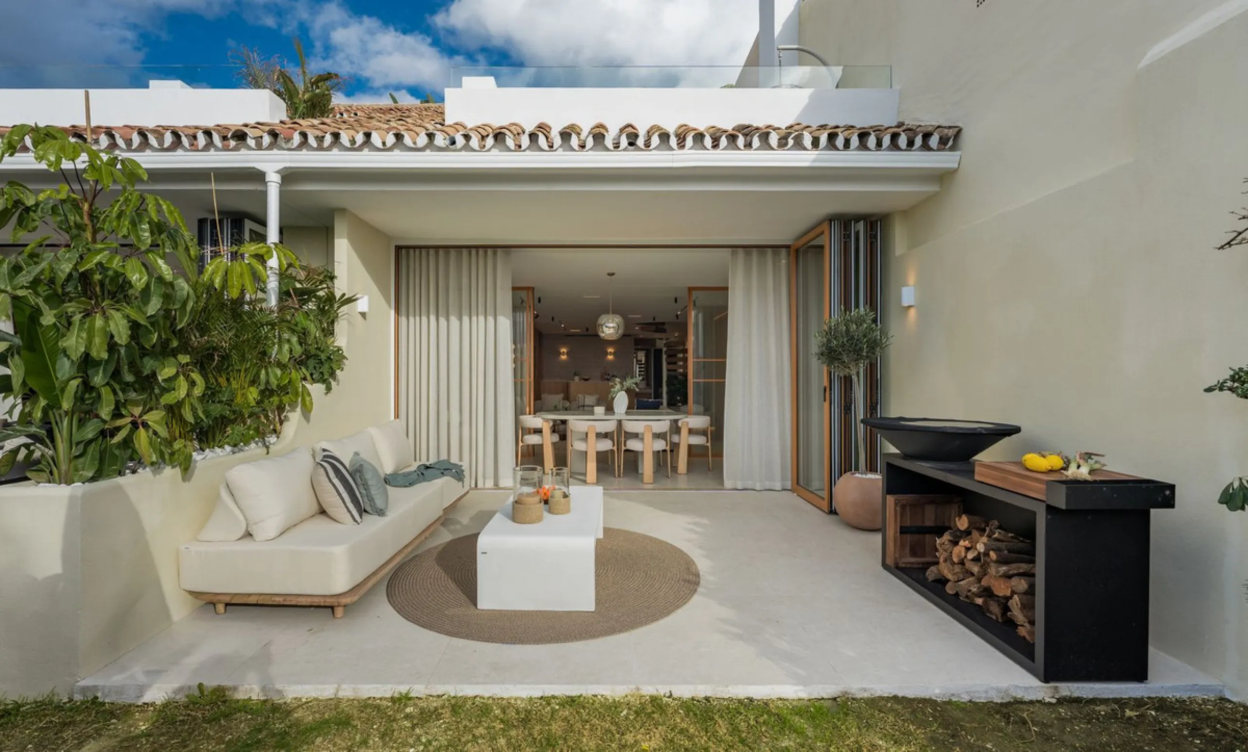 Discover this West facing 4-bedroom, 3-bathroom townhouse, ideally situated in a peaceful and green urbanisation in the heart of Aloha.