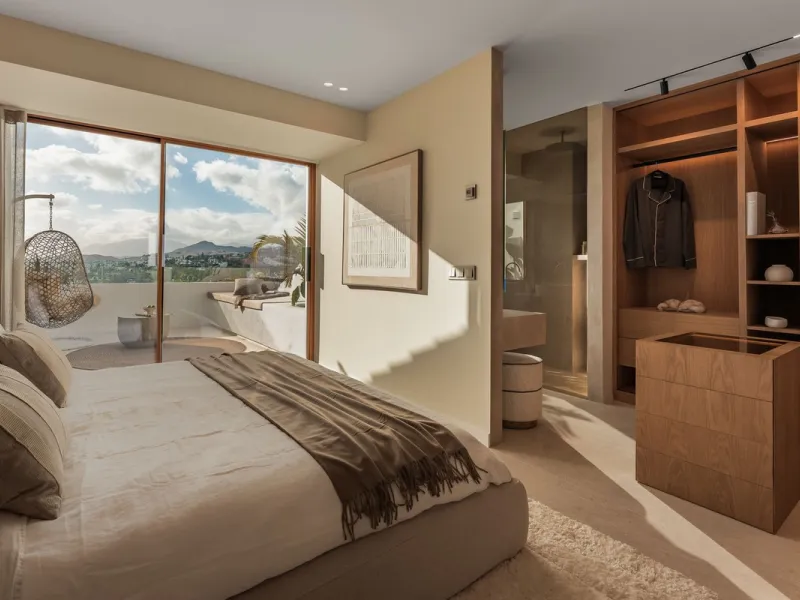Discover this West facing 4-bedroom, 3-bathroom townhouse, ideally situated in a peaceful and green urbanisation in the heart of Aloha.